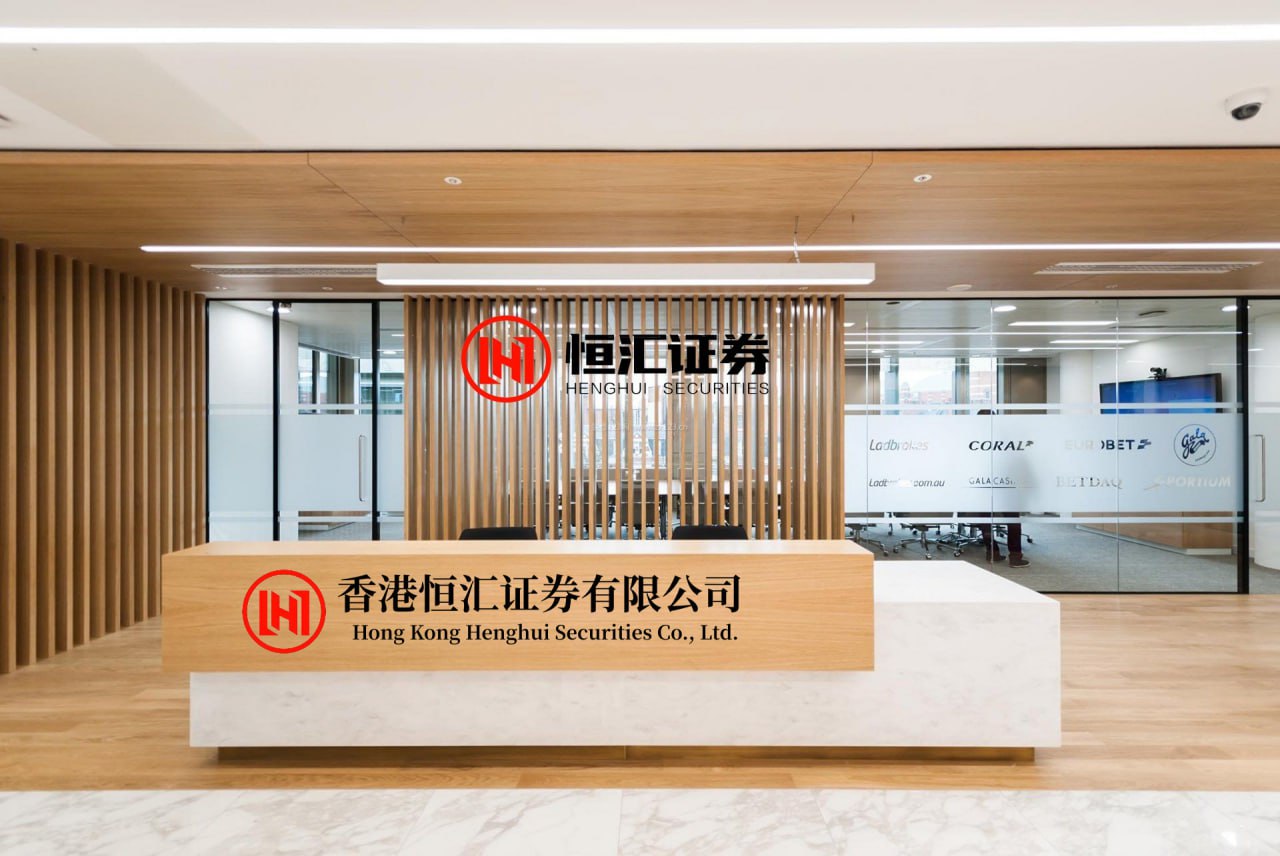 捷希源配 全球新春走笔｜火焰之上，骏马迈向同一个春天
